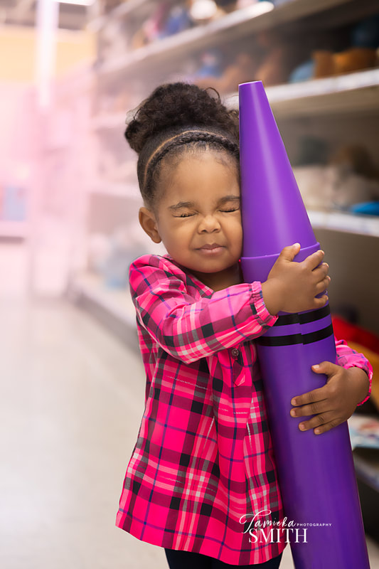 Northern Virginia Family Photographer photographs young girl at Toys R Us in Woodbridge, VA