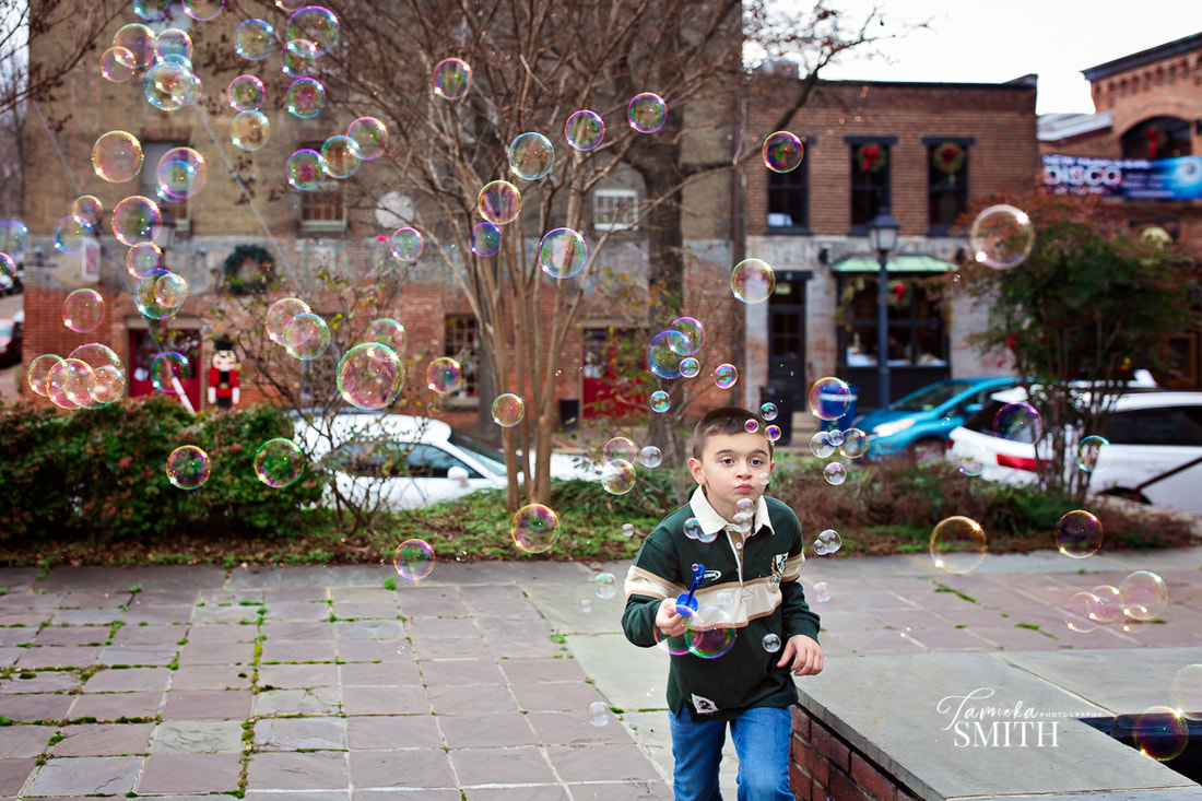 Blowing Bubbles in Old Town Alexandria Photographer